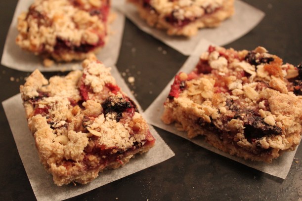 berry oat bars